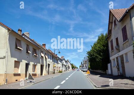 Lanouaille, dipartimento della Dordogna, regione Nouvelle-Aquitaine, Francia - 23 giugno 2018: Rue du Limousin. Edifici bassi lungo la strada dipartimentale D7 Foto Stock