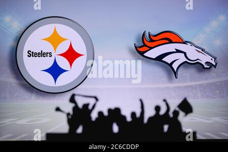 Pittsburgh Steelers vs. Denver Broncos. Supporto dei fan su NFL Game. Silhouette di tifosi, grande schermo con due rivali in background. Foto Stock