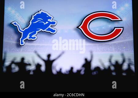 Detroit Lions vs. Chicago Bears. Supporto dei fan su NFL Game. Silhouette di tifosi, grande schermo con due rivali in background. Foto Stock