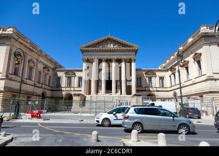 MONTPELLIER, FRANCIA - 24 giugno 2015: Corte d'appello di Montpellier e le automobili Foto Stock