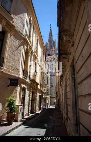 MONTPELLIER, FRANCIA - 24 giugno 2015: Rue du Petit Scel. Strada stretta con vista sulla chiesa di Sant'Anna Foto Stock