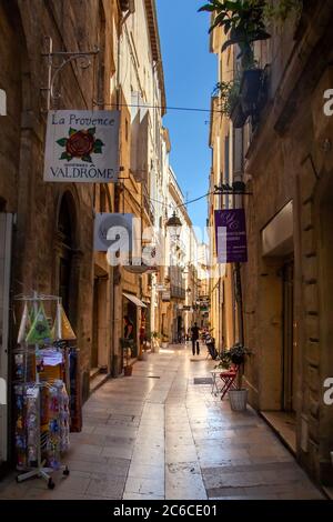 MONTPELLIER, FRANCIA - 24 giugno 2015: Vecchia strada stretta con negozi Foto Stock