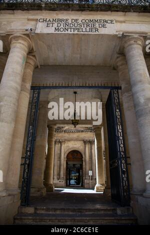 MONTPELLIER, FRANCIA - 24 giugno 2015: Camera di Commercio e industria. Ingresso con colonne Foto Stock