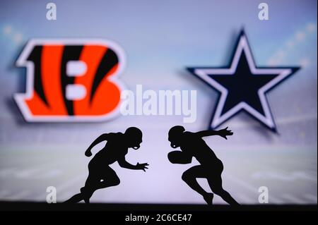 Cincinnati Bengals vs. Dallas Cowboys. Poster corrispondenza NFL. Due giocatori di calcio americani si affacciano sul campo. Logo club nel backgr Foto Stock