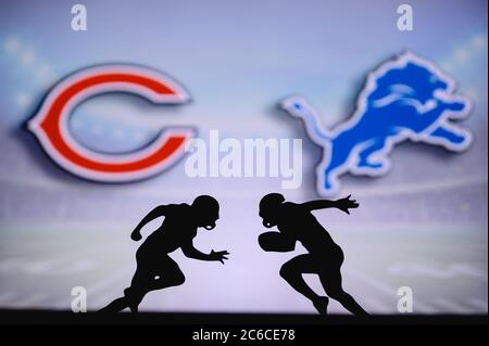 Chicago Bears vs. Detroit Lions. Poster corrispondenza NFL. Due giocatori di calcio americani si affacciano sul campo. Logo club in background. Foto Stock