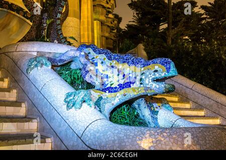 Scultura di una salamandra di Antoni Gaudi nel parco Guell a Barcellona, in Spagna in una notte estiva Foto Stock