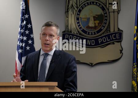 Portland, Stati Uniti. 8 luglio 2020. Il vice capo Chris Davis fornisce informazioni ai membri dei media sulle dinamiche generali delle continue proteste e sulla risposta della polizia presso il Centro di giustizia di Portland, Oreh., l'8 luglio 2020. (Foto di Alex Milan Tracy/Sipa USA) Credit: Sipa USA/Alamy Live News Foto Stock