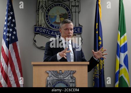 Portland, Stati Uniti. 8 luglio 2020. Il vice capo Chris Davis fornisce informazioni ai membri dei media sulle dinamiche generali delle continue proteste e sulla risposta della polizia presso il Centro di giustizia di Portland, Oreh., l'8 luglio 2020. (Foto di Alex Milan Tracy/Sipa USA) Credit: Sipa USA/Alamy Live News Foto Stock