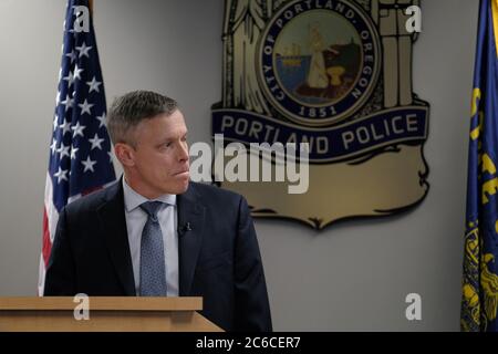 Portland, Stati Uniti. 8 luglio 2020. Il vice capo Chris Davis fornisce informazioni ai membri dei media sulle dinamiche generali delle continue proteste e sulla risposta della polizia presso il Centro di giustizia di Portland, Oreh., l'8 luglio 2020. (Foto di Alex Milan Tracy/Sipa USA) Credit: Sipa USA/Alamy Live News Foto Stock