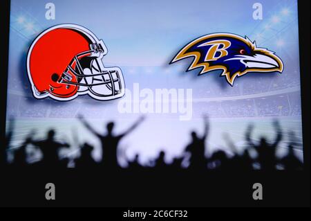 Cleveland Browns vs. Baltimore Ravens. Supporto dei fan su NFL Game. Silhouette di tifosi, grande schermo con due rivali in background. Foto Stock