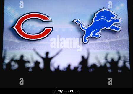 Chicago Bears vs. Detroit Lions. Supporto dei fan su NFL Game. Silhouette di tifosi, grande schermo con due rivali in background. Foto Stock