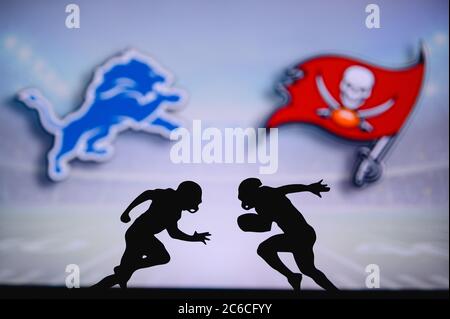 Detroit Lions vs. Tampa Bay Buccaneers. Poster corrispondenza NFL. Due giocatori di calcio americani si affacciano sul campo. Logo club nel backg Foto Stock