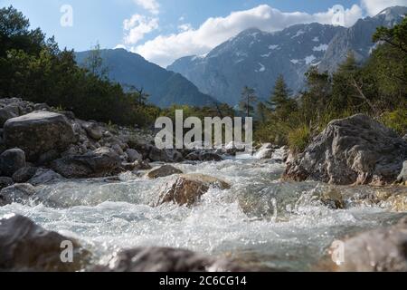 Fiume di montagna fresco e limpido nel soleggiato paesaggio alpino, Mieming, Tirolo, Austria Foto Stock