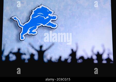 Lions di Detroit. I tifosi supportano il team professionale della American National Foorball League. Silhouette di sostenitori in primo piano. Sul grande schermo. Foto Stock