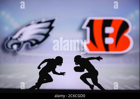 Philadelphia Eagles contro Cincinnati Bengals. Poster corrispondenza NFL. Due giocatori di calcio americani si affacciano sul campo. Logo club in b Foto Stock