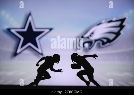 Dallas Cowboys vs. Philadelphia Eagles. Poster corrispondenza NFL. Due giocatori di calcio americani si affacciano sul campo. Logo club nel backg Foto Stock
