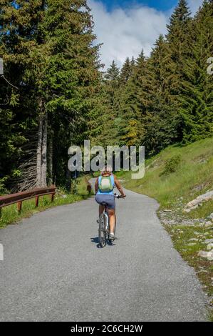 Bergamo Italia 4 luglio 2020: Escursione in bicicletta sulla strada per Monte Arera Foto Stock