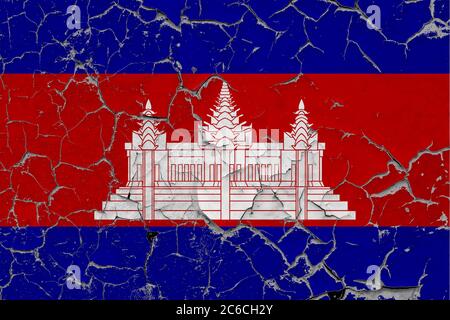 Bandiera Cambogia primo piano grugnoso, danneggiato e graffiato sulla parete che si stacca la vernice per vedere la superficie interna. Vintage National Concept. Foto Stock