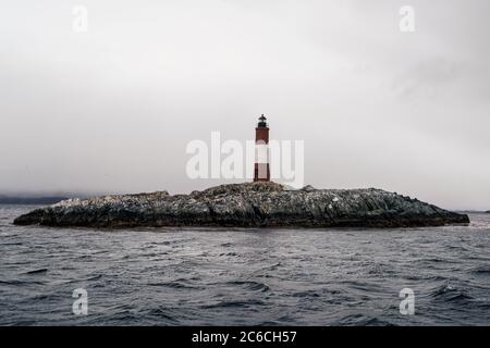 Faro su un'isola nel mezzo del mare Foto Stock