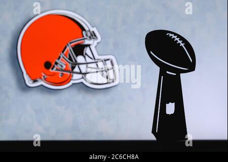 Cleveland Browns, squadra di calcio americana professionista, silhouette del trofeo NFL, logo del club in background. Foto Stock