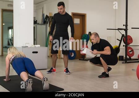 Gruppo di persone sportive Training in palestra - Gruppo multietnico di atleti che fanno fitness Foto Stock