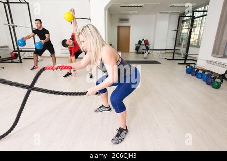 Gruppo di persone sportive Training in palestra - Gruppo multietnico di atleti che fanno fitness Foto Stock