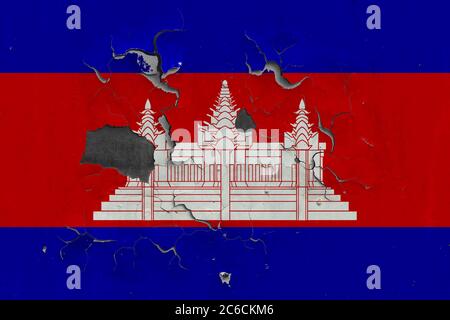 Bandiera Cambogia primo piano vecchio, danneggiato e sporco sulla parete che si stacca la vernice per vedere la superficie interna. Vintage National Concept. Foto Stock