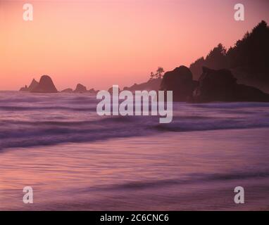 Redwood National Park (unità costiera) CA / LUG la marea si snoda al tramonto sulle rocce Footsteps accessibili dal Coastal Trail. Foto Stock