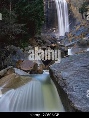 Yosemite National Park CA / JAN il fiume Merced cade su enormi massi di granito sotto le cascate Vernal a sud-est della Yosemite Valley. Foto Stock