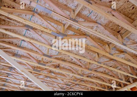 Casa di legno che incornicia casa costruzione di legno non finito o una casa in costruzione Foto Stock