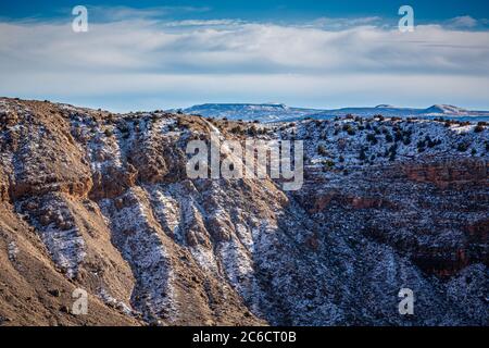 Il cratere Meteora dell'Arizona settentrionale beve nella neve. Lungo la storica Route 66. Foto Stock