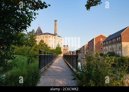 Stroud District Council Ebley Mill nidifica al canale di acqua di stroudwater nella luce del mattino presto. Ebley, Stroud, Cotswolds, Gloucestershire, Inghilterra Foto Stock