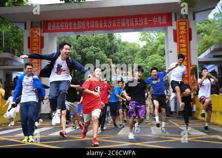 Pechino, la provincia di Hunan della Cina. 8 luglio 2020. Gli esaminatori lasciano il sito degli esami a Changsha, provincia di Hunan, in Cina centrale, l'8 luglio 2020. Credit: Xue Yuge/Xinhua/Alamy Live News Foto Stock