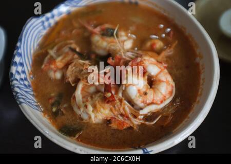 Tom Yum Goong zuppa speziata acida o zuppa piccante di gamberi sul tavolo di legno . Cibo tailandese Foto Stock