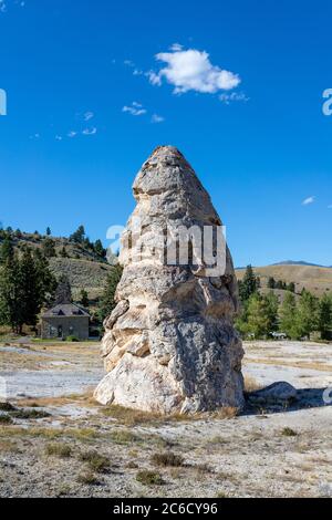 Liberty Cap, un cono dormiente di sorgente termale alle sorgenti termali di Mammoth nel Parco Nazionale di Yellowstone, Stati Uniti Foto Stock