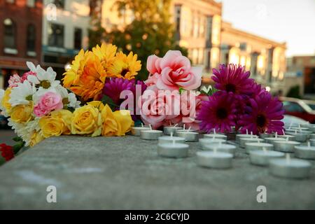 Bloomington, Indiana, Stati Uniti. 7 Giugno 2020. Fiori e candele sono collocati sui gradini della piazza del tribunale della contea di Monroe, dove è stata tenuta una veglia per l'attivista BLM Big Mike (Michael Parker), che è stato ucciso e ucciso la prima domenica in un negozio di articoli di prima necessità. Credit: Jeremy Hogan/SOPA Images/ZUMA Wire/Alamy Live News Foto Stock