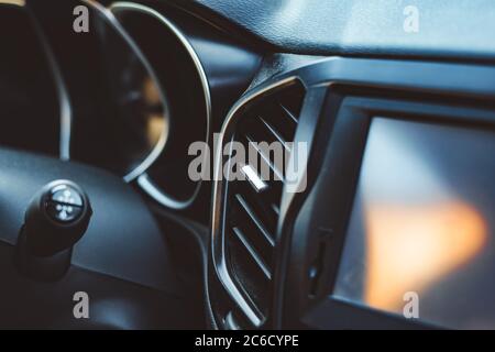 la griglia della stufa sul pannello auto primo piano bello design Foto Stock