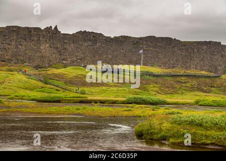 Vista del sentiero nel Parco Nazionale di Thingvellir, la valle rift che segna la cresta del crinale medio-Atlantico e il confine tra il Nord Ameri Foto Stock