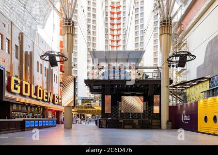 Las Vegas, 23 GIUGNO 2020 - Vista pomeridiana della Fremont Street Experience nel centro di Las Vegas Foto Stock