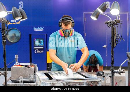 Las Vegas, 23 GIUGNO 2020 - artista che lavora con la pittura a spruzzo al centro di Las Vegas Foto Stock