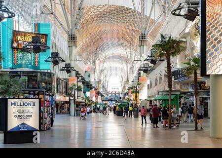 Las Vegas, 23 GIUGNO 2020 - Vista pomeridiana della Fremont Street Experience nel centro di Las Vegas Foto Stock