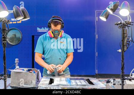 Las Vegas, 23 GIUGNO 2020 - artista che lavora con la pittura a spruzzo al centro di Las Vegas Foto Stock