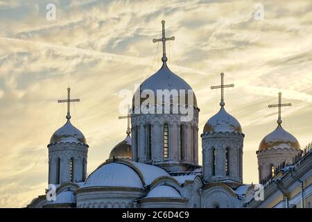 Cupola del casco della Cattedrale dell'Assunzione al tramonto d'inverno (Vladimir) Foto Stock