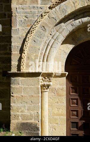 Chiesa di San Adrian de Sasabe a Borau, provincia di Huesca, Pirenei, Aragona in Spagna. Foto Stock