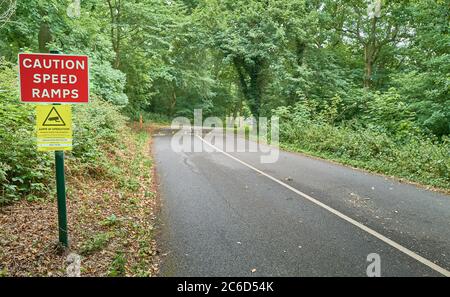 Segnale di avvertimento per ciclisti e automobilisti in un parco acquatico e lago di Rutland desertato, Inghilterra, durante la crisi del coronavirus, luglio 2020. Foto Stock