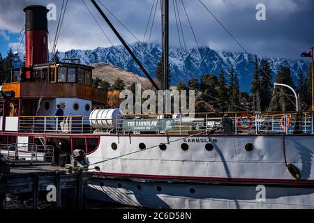 Il TSS Earnslaw è un vaporizzatore a vite doppio 1912 edoardiano che si allea sulle acque del lago Wakatipu in Nuova Zelanda. Foto Stock