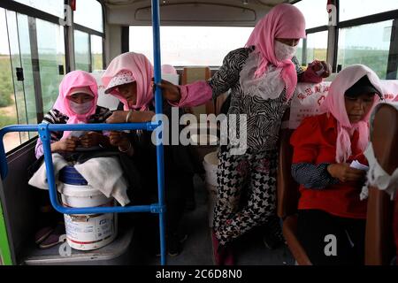 (200708) -- YINCHUAN, 8 luglio 2020 (Xinhua) -- il picker di frutti di bosco di Goji controlla i loro elenchi che registrano il peso delle bacche di goji raccolte su un autobus nella contea di Zhongning, regione autonoma di Ningxia Hui, nella Cina nord-occidentale, 30 giugno 2020. Nel villaggio di Kaiyuan del distretto di Hongsibao, gruppi di donne si alzano presto per prendere gli autobus per iniziare il loro lavoro quotidiano, raccogliendo la bacca di goji, alla base di piantagione della bacca di Zhonggning goji che è 10 km via. Hongsibao è una grande comunità di ecomigration, dove i residenti che in precedenza vivono in aree vulnerabili dal punto di vista ambientale sono rilocati. Come la stagione di raccolta di frutti di bosco goji di quest'anno viene, circa Foto Stock