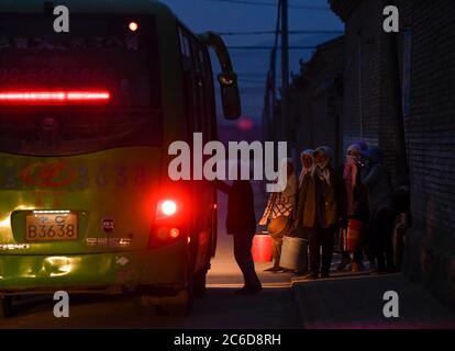 (200708) -- YINCHUAN, 8 luglio 2020 (Xinhua) -- i pickers di bacca di Goji ottengono su un autobus che dirige per una base di piantatura nella contea di Zhongning, regione Autonoma di Ningxia Hui della Cina nord-occidentale, 30 giugno 2020. Nel villaggio di Kaiyuan del distretto di Hongsibao, gruppi di donne si alzano presto per prendere gli autobus per iniziare il loro lavoro quotidiano, raccogliendo la bacca di goji, alla base di piantagione della bacca di Zhonggning goji che è 10 km via. Hongsibao è una grande comunità di ecomigration, dove i residenti che in precedenza vivono in aree vulnerabili dal punto di vista ambientale sono rilocati. Come la stagione di raccolta di frutti di bosco di goji di quest'anno viene, circa 22,800 pickers di frutti di bosco di goji, mo Foto Stock