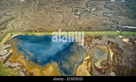 Sene (Bretagna, Francia nord-occidentale): Vista aerea delle ex paludi saline, che ospita la riserva naturale Marais de Sene, sul fiume Nayalo, nel Foto Stock