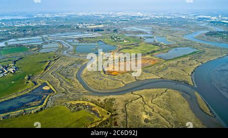 Sene (Bretagna, Francia nord-occidentale): Vista aerea delle ex paludi saline, che ospita la riserva naturale Marais de Sene, sul fiume Nayalo, nel Foto Stock